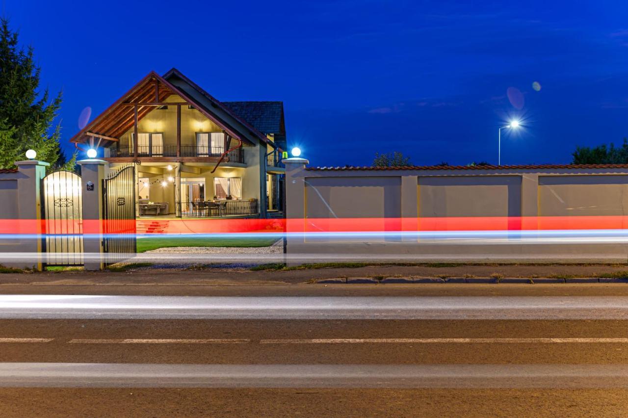 Orchard Villa Brasov Luaran gambar
