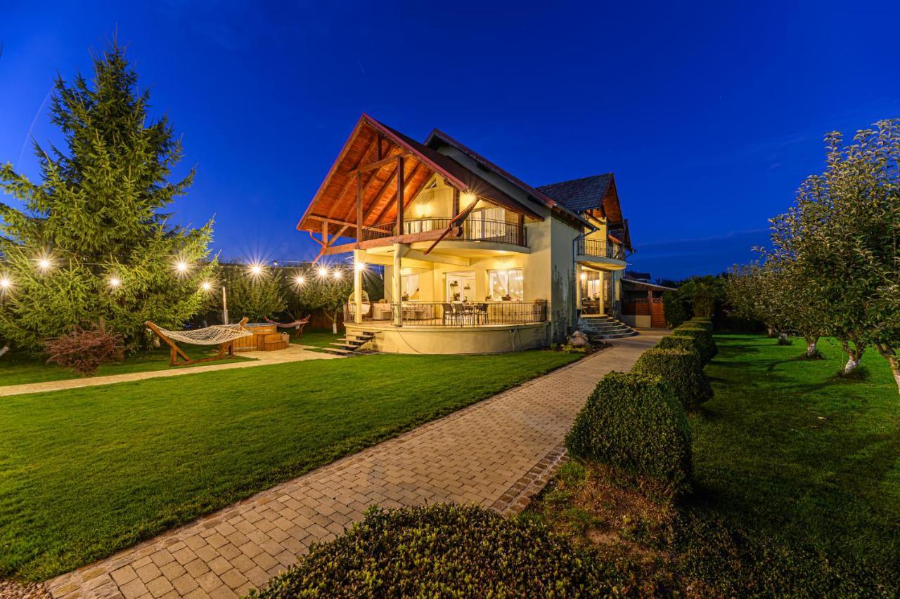 Orchard Villa Brasov Luaran gambar